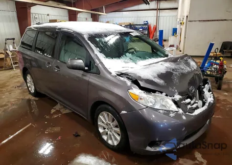 2015 Toyota Sienna Le z USA, uszkodzony, nr VIN 5TDJK3DC2FS115550